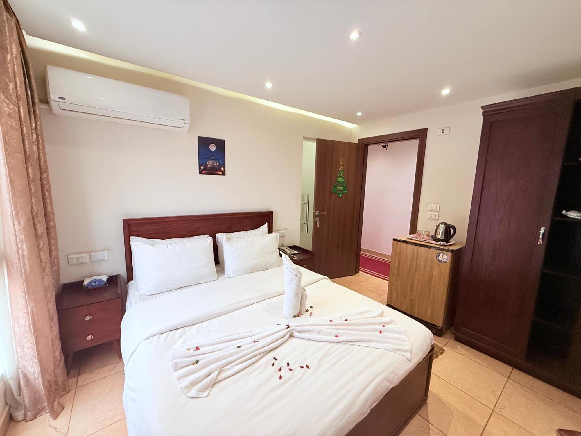 King Khafren View Inn Kafret el-Gabal Exterior foto